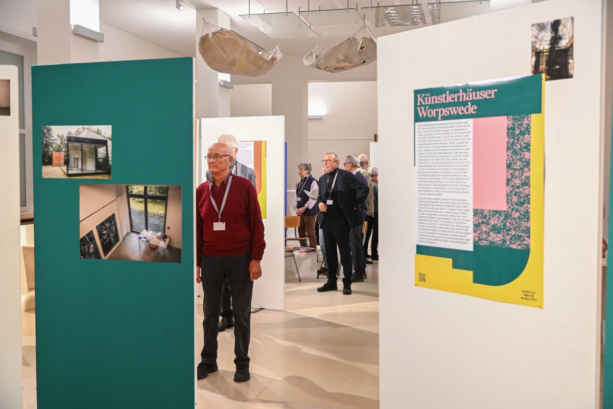 Exhibitiondesign »Gastfreundschaft«, presentation of the »Netzwerk der Künstler:innenhäuser«