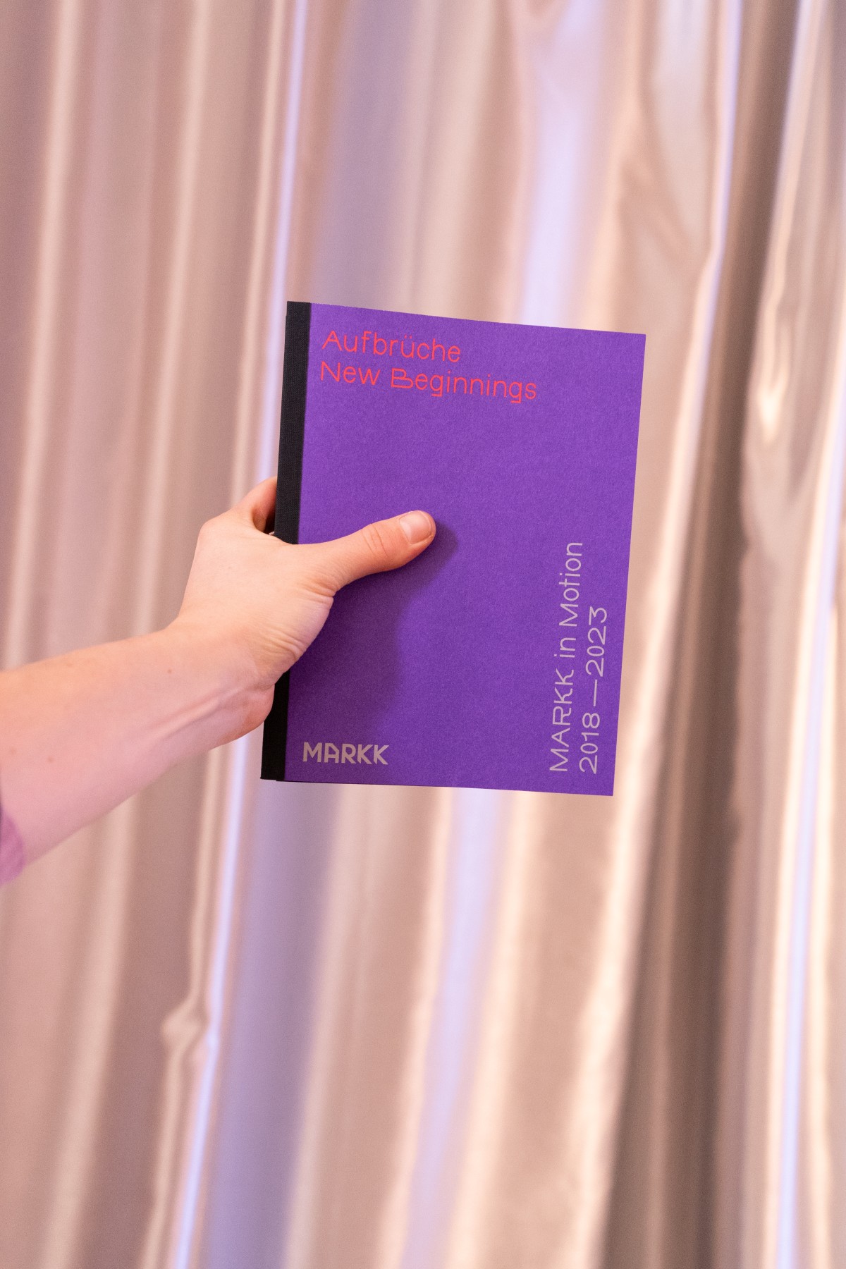 Bookdesign »Aufbrüche« / »New Beginnings«, An experimental book documenting 5 years of Zwischenraum (MARKK in Motion) – an impetus for reflection
